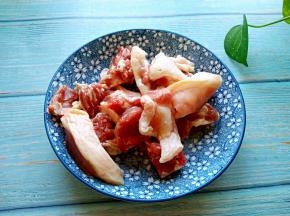 鸭肉洗净，切块
