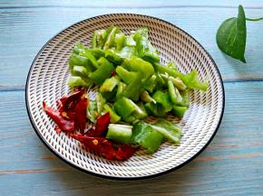 尖椒切块，红干椒切段