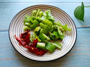 尖椒切块，红干椒切段