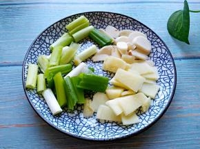 切葱段、姜片、蒜片