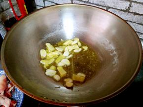 锅中油热，加蒜片爆香