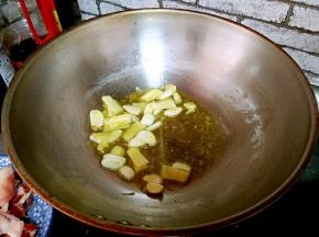 锅中油热，加蒜片爆香