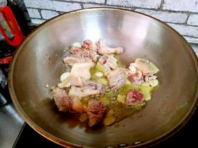 加鸭肉翻炒出油