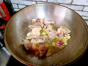 加鸭肉翻炒出油