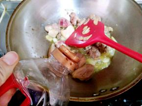 加生抽，炒至鸭肉变熟