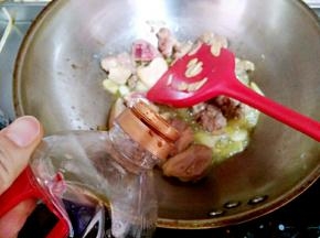加生抽，炒至鸭肉变熟