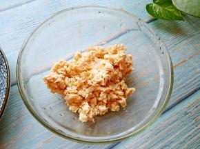 腐竹泡软后再煮几分钟，取出切末