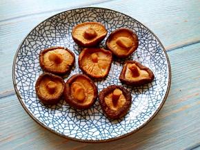 香菇泡软后，再用开水煮15分钟，晾凉，攥干水份