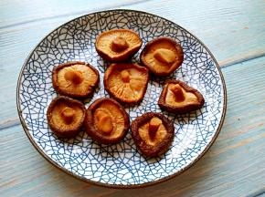 香菇泡软后，再用开水煮15分钟，晾凉，攥干水份