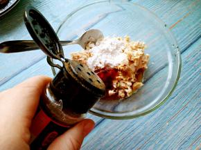 加五香粉，拌匀