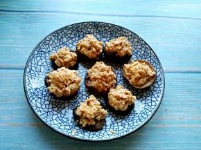 拌匀的腐竹放在香菇上