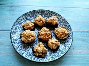 拌匀的腐竹放在香菇上