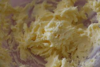 低档打至黄油完全吸收蛋液