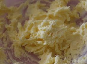 低档打至黄油完全吸收蛋液