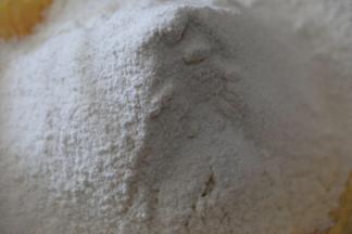 筛入低筋粉，切拌成无干粉状面团