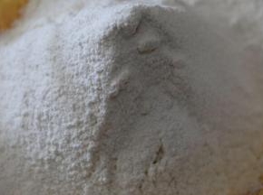 筛入低筋粉，切拌成无干粉状面团