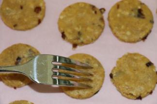 此时180度预热烤箱
用叉子在饼干表面叉孔