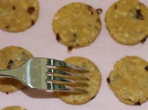 此时180度预热烤箱
用叉子在饼干表面叉孔