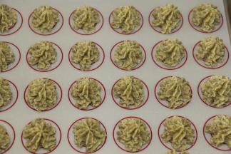 有间隔地挤在烤盘上
150度烤25分钟
放凉后曲奇就会酥松香脆。