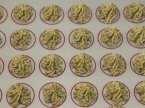 有间隔地挤在烤盘上
150度烤25分钟
放凉后曲奇就会酥松香脆。