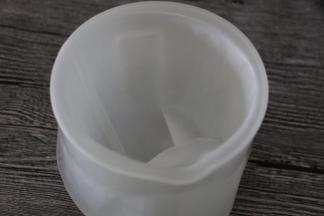 事先用个大一点的高杯，放好已放了花嘴的挤花袋