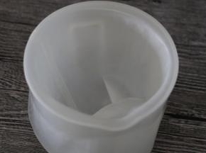 事先用个大一点的高杯，放好已放了花嘴的挤花袋