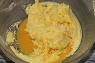 加入第二次蛋液，和第一次一样，要完全混合。