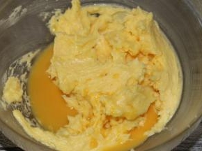 加入第二次蛋液，和第一次一样，要完全混合。