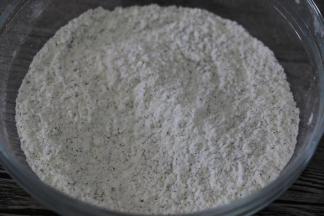 奶粉、低筋粉、红茶放一起，混合均匀