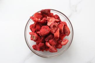 冻草莓脆取70克，然后切成两半，也可以不切，但有点大点不好整型