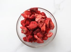 冻草莓脆取70克，然后切成两半，也可以不切，但有点大点不好整型