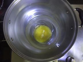 先准备好一盆热水，把黄油放入碗里后再到热水中溶化，保温，因为离后面用到的时间比较长，所以建议放在炉子上开小火进行保温