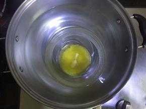 先准备好一盆热水，把黄油放入碗里后再到热水中溶化，保温，因为离后面用到的时间比较长，所以建议放在炉子上开小火进行保温
