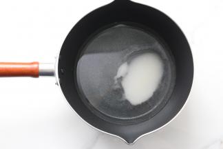 将水饴、水、糖还有盐全部放到不粘奶锅里