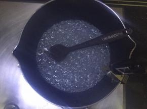先大火煮沸，再转中小火慢慢的熬煮，放入温度计