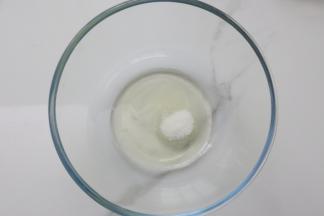 在熬糖时，可以同时将蛋白霜打好，将蛋清，糖放在打蛋盆里