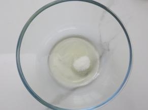 在熬糖时，可以同时将蛋白霜打好，将蛋清，糖放在打蛋盆里