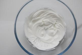 用电动打蛋器开高速打发，打发到蛋白霜硬性发泡呈现小尖钩即可