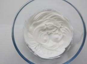 用电动打蛋器开高速打发，打发到蛋白霜硬性发泡呈现小尖钩即可