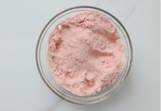 取30克冻草莓脆加入奶粉放到料理机里打成粉