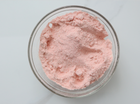 取30克冻草莓脆加入奶粉放到料理机里打成粉