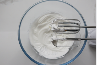 打发好后放在一边待用（备注：别打过了，打过了成品的牛轧糖会变得很硬）