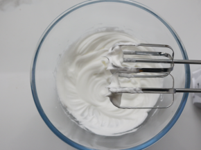 打发好后放在一边待用（备注：别打过了，打过了成品的牛轧糖会变得很硬）