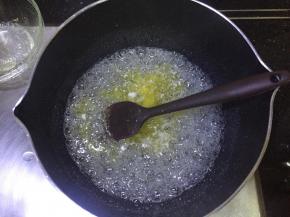 将糖浆煮到138度，中间要多次搅拌，以免温度是虚高，当糖浆熬到138度后要立刻关火，马上加入黄油，用刮刀搅拌均匀