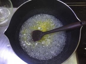 将糖浆煮到138度，中间要多次搅拌，以免温度是虚高，当糖浆熬到138度后要立刻关火，马上加入黄油，用刮刀搅拌均匀