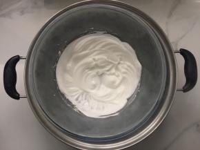 然后再把蛋白霜放到事先准备好的热水里隔热保温