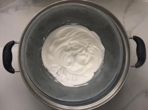 然后再把蛋白霜放到事先准备好的热水里隔热保温