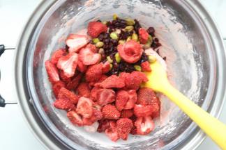 搅拌好后，再把保温的开心果，蔓越莓干，冻草莓脆倒入