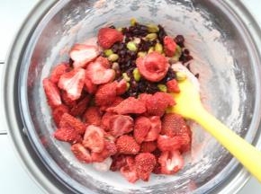 搅拌好后，再把保温的开心果，蔓越莓干，冻草莓脆倒入