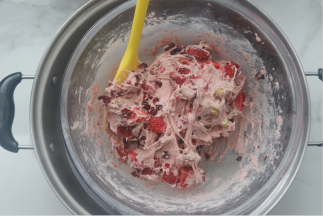 然后再用刮刀混合均匀